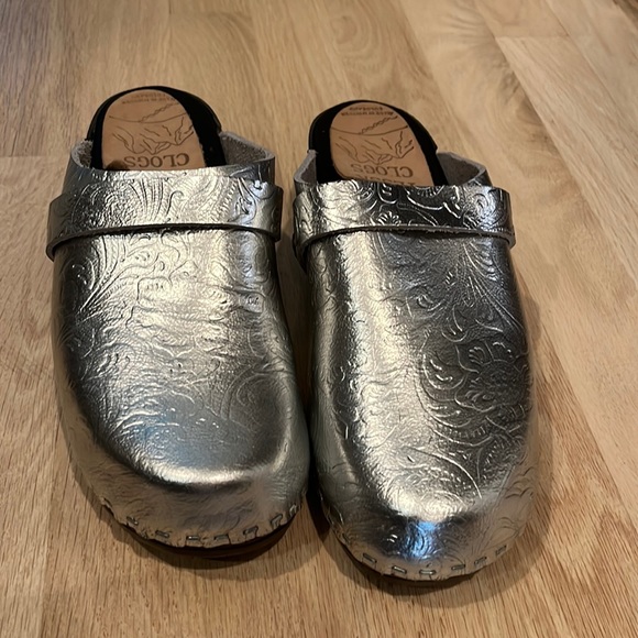 Silver embossed clogs - Picture 1 of 4